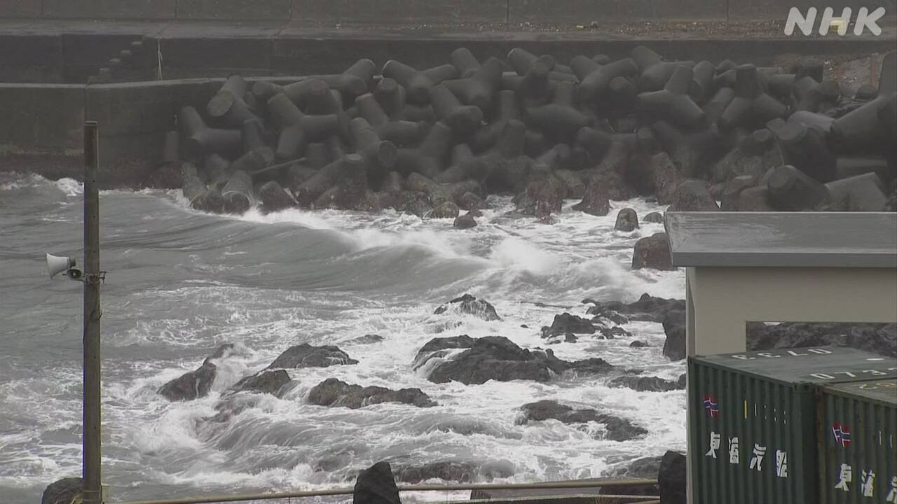 伊豆諸島の南のほう「たくさんの雨や強い風に気をつけて」