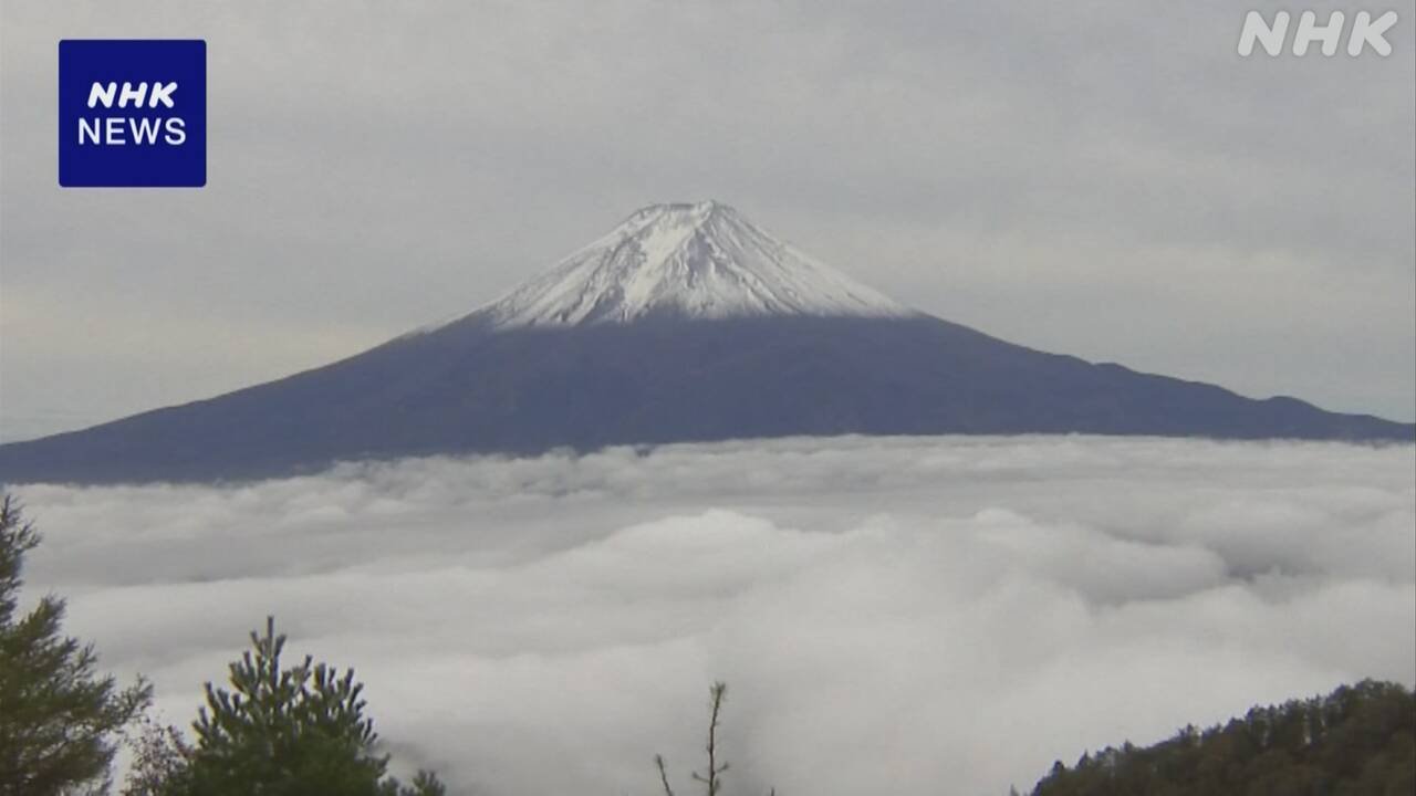 富士山　上のほうが雪で白くなった