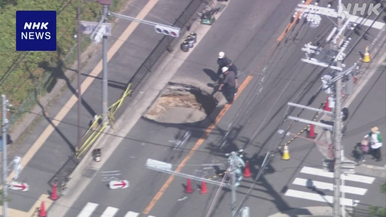 大阪府　道に穴があいて通れなくなった　直す工事をしている